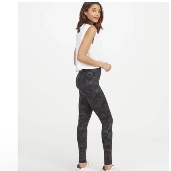 SPANX Look At Me Now Leggings In Black Camo Medium - Picture 8 of 8